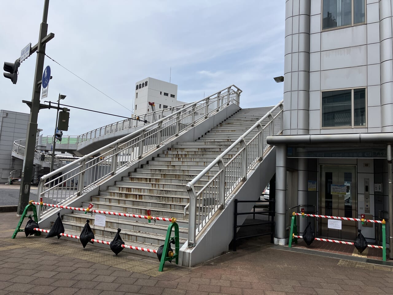 呉駅前横断歩道橋