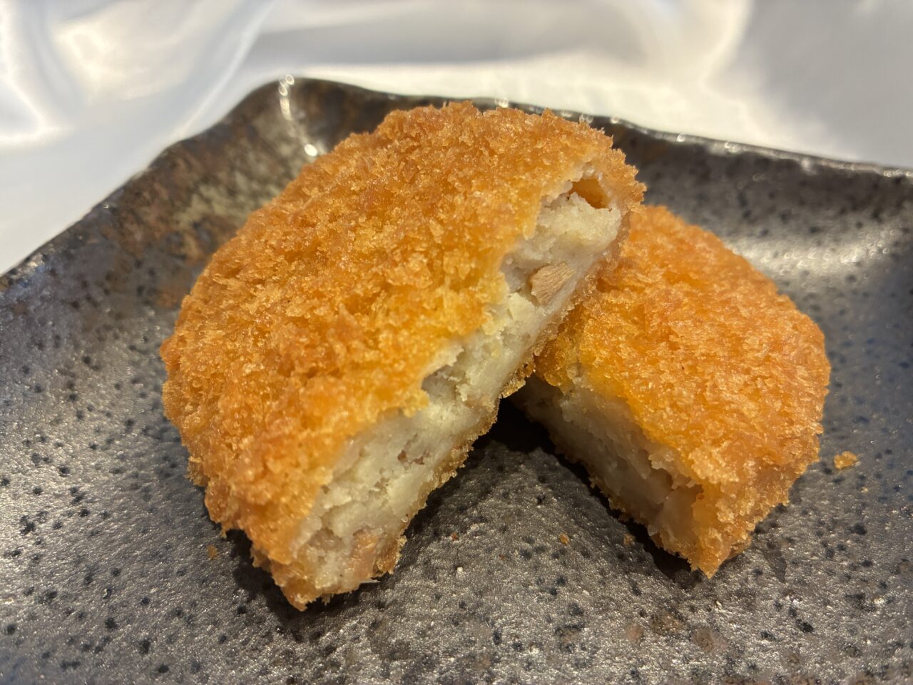 藤三焼山コロッケ