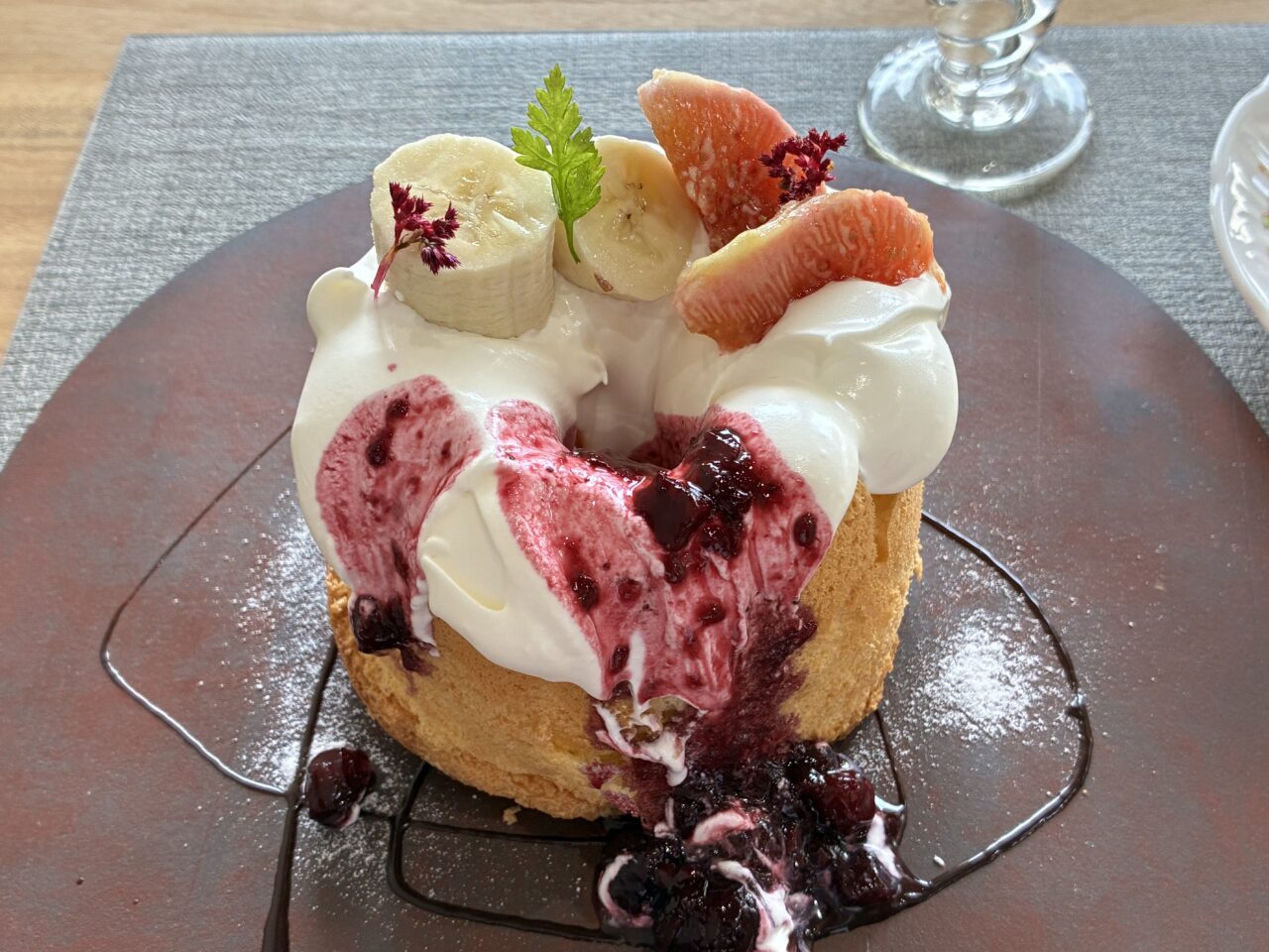 靡く